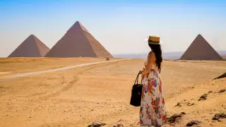 mujer-joven-visitando-piramides-egipto