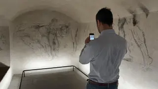 Dibujos al carboncillo atribuidos al genio renacentista Miguel Ángel encontrados en las paredes de un pasillo secreto bajo la sacristía que él mismo creó para la basílica de San Lorenzo.