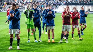 Los jugadores del RealZaragoza aplauden a los aficionados desplazados a Burgos al término del partido.