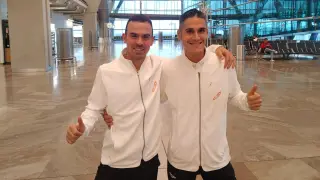 Alberto Puyuelo (izquierda) y Jesús Olmos, rumbo a la India con los colores de España.
