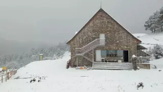 El refugio de Lizara ha despertado con la primera imagen invernal de la temporada al recibir 10 cm de nieve.