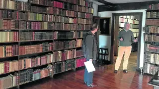 La fascinante y ya legendaria biblioteca de Pío Baroja y su familia, mimada por su sobrino nieto Pío Caro-Baroja (en la imagen, con José Luis Melero)