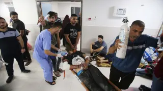 Trabajadores y voluntarios atienden a heridos en el hospital gazatí de Al Shifa, en el norte de la Franja de Gaza