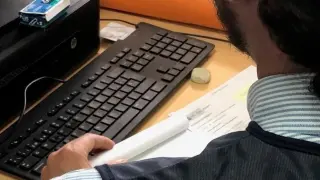 Un agente investigando ante un ordenador