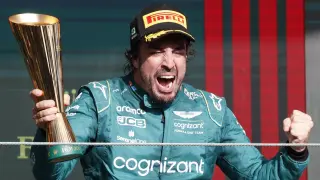 El español Fernando Alonso de Alpine celebra hoy, tras terminar tercero en el Gran Premio de Brasil de Fórmula 1, en el circuito de Interlagos, en Sao Paulo (Brasil). EFE/ Sebastiao Moreira