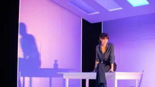 La actriz Vicky Luengo en una escena de la obra 'Prima Facie', que el miércoles interpreta en el Teatro de las Esquinas.
