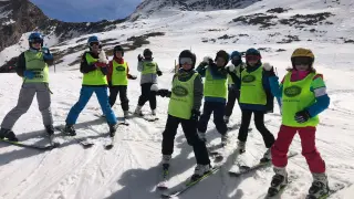 Un grupo de alumnos durante su semana blanca en Cerler la temporada pasada.