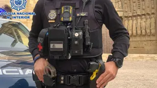 La Policía Nacional de Huesca ya patrulla con pistolas eléctricas.
