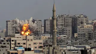 Nubes de humo durante los ataques aéreos israelíes mientras continúan las batallas entre Israel y el movimiento Hamás