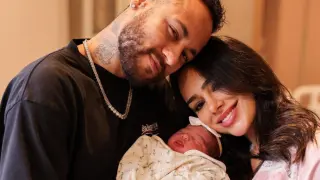 Neymar Jr y Bruna Biancardi con su hija