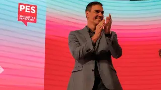 Spains acting Prime Minister Pedro Sanchez applauds as he arrives to the meeting of the Party of European Socialists, after Spains socialists reached a deal with the Catalan separatist Junts party for government support, a pact which involves amnesties for people involved with Catalonias failed 2017 independence bid, in Malaga, Spain, November 11, 2023. REUTERS/Jon Nazca [[[REUTERS VOCENTO]]]