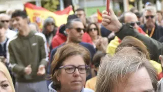 El presidente de Vox en Barcelona, Joan Garriga, entre el concejal de Huesca José Luis Rubió y el presidente de Vox en Huesca, Fermín Civiac.