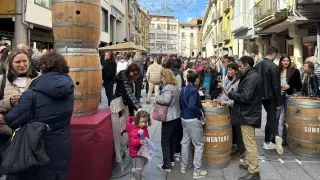 Fiesta multitudinaria en la plaza del Mercado por el Día del Enoturismo, este domingo en Barbastro.