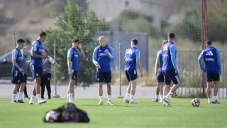 La plantilla del Real Zaragoza, durante el entrenamiento de este domingo en las instalaciones del Hércules de Alicante.