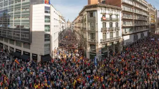 Panorámica de la manifestación en Zaragoza contra la amnistía, ocupando la calle Alfonso y el Coso.