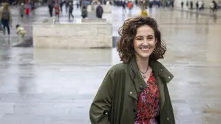 Pilar Gil, estudiante de Física y Matemáticas, ganadora del premio Wonnw de Caixabank y Microsoft a mujeres en carreras de Ciencias, en la plaza del Pilar de Zaragoza, el pasado sábado