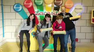 Natalia Losilla (izquierda) con una familia en el juego Lacasitos, ofertado desde noviembre de 2022, en Coco Room de paseo de Rosales en Zaragoza