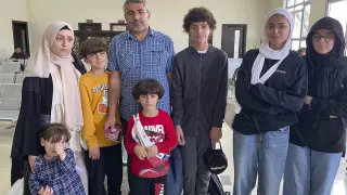 Una familia con pasaporte español, mientras espera a poder salir de Gaza.