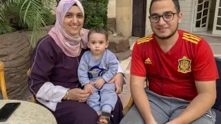 Salsabel y Taher Hamdan, junto a su hijo Yasin, este martes en un hotel en El Cairo (Egipto)