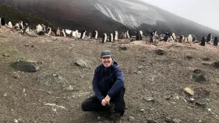 Jesús Anzano, flanqueado por pingüinos, durante una campaña en la Antártida.