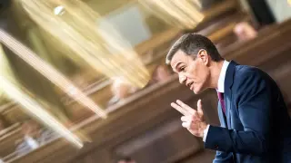 El presidente del Gobierno en funciones y candidato a la reelección, Pedro Sánchez, interviene durante la primera sesión del debate de investidura