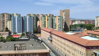 Vista de unos edificios con los toldos verdes bajados en Zaragoza.