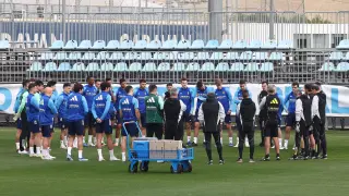 La plantilla del Real Zaragoza, reunida antes de que diera comienzo el entrenamiento de ayer en la Ciudad Deportiva.