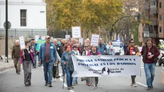 Un momento de la marcha celebrada este jueves por la tarde por los vecinos del barrio de San José de Zaragoza