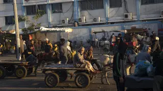 Palestinos se desplazan en carros tirados por burros durante el actual bombardeo israelí de la Franja de Gaza