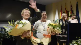Pepa Laclaustra y María Carmen Larroche, agradeciendo el reconocimiento del Colegio de Enfermería de Huesca.