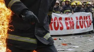 Un bombero comarcal se quema a lo bonzo en la plaza del Obradoiro de Santiago para denunciar la precariedad laboral del sector en Galicia.