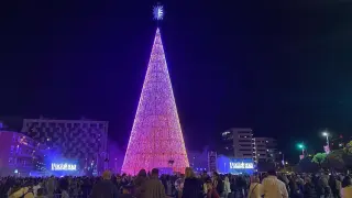 Albiol enciende el árbol de Navidad de Badalona (Barcelona)