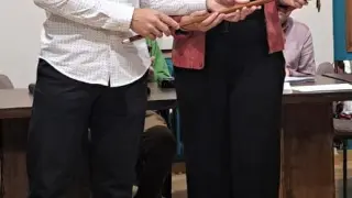 Alfredo Sancho entrega el bastón de mando a la nueva alcaldesa de Benabarre, Yolanda Castelló.