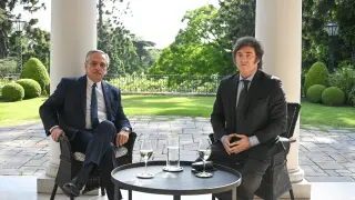 El presidente Alberto Fernández y, el presidente electo, Javier Milei, en su primer encuentro en la residencia presidencial.