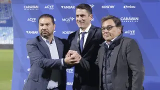 Presentación de Julio Velázquez, nuevo entrenador del Real Zaragoza, con el director deportivo Juan Carlos Cordero (izquierda) y el director general Raúl Sanllehí (derecha)
