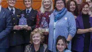 El delegado del Gobierno en Aragón, Fernando Beltrán (6i), posa con los premiados durante el acto de entrega de los Reconocimientos Meninas con motivo de la celebración del Día Internacional contra la Violencia hacia la Mujer.