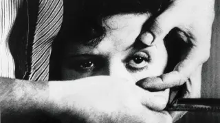Fotograma de la película 'Un perro andaluz' de Luis Buñuel.