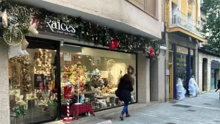 Comercios con ambientación navideña en el Coso Bajo de Huesca.