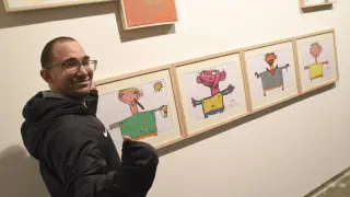 Sergio Raluy, uno de los artistas con discapacidad intelectual del Grupo Zhebra de Valentia, enseña orgulloso su obra expuesta en la Diputación de Huesca.