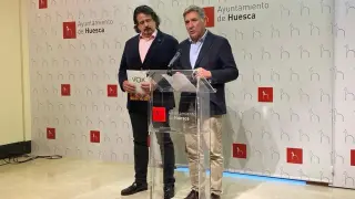 José Luis Rubio (izquierda) y Ricardo Oliván durante la rueda de prensa de este martes en el Ayuntamiento de Huesca.