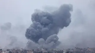 El humo se eleva tras un ataque aéreo israelí en Gaza, visto desde Nahal Oz, Israel,este jueves