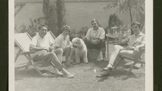 Una foto de principios de lso 60: Luis Alcoriza, Janet, Gabriel García Márquez y su mujer Mercedes Barcha.