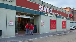 David y su padre, Víctor, en el actual supermercado familiar, de la cadena SUMA, en Pedrola