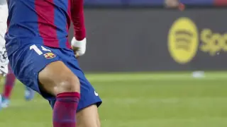 Joao Félix intenta pasar un balón a Robert Lewandowski en el partido ante el Girona.