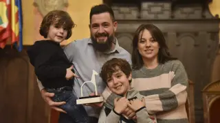 Raúl Bernal con su mujer, Silvia Buil, y sus dos hijos, Martín y Teo, con el reconocimiento del Ayuntamiento de Huesca por sus premios nacionales de chocolatería de este 2023.