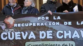 Acto a favor de la recuperación de la cueva de Chaves frente al Museo de Huesca.