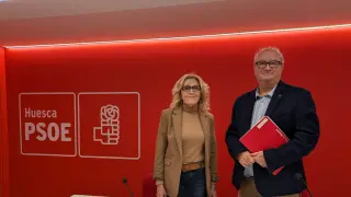 Silvia Salazar y José María Romance, en la presentación de las enmiendas del PSOE al borrador de presupuestos del Ayuntamiento de Huesca.