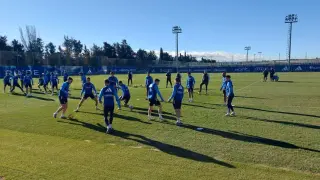 La plantilla del Real Zaragoza, en la mañana de este viernes en la Ciudad Deportiva durante el penúltimo entrenamiento previo al viaje a Bilbao.
