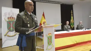 El coronel Maximiliano Espinar Lamadrid, durante su alocución tras su toma de posesión como nuevo Jefe del Estado Mayor de la División Castillejos en Huesca. dos años.
