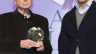 Francisco Ferrer Lerín recibió el premio que le entregó Mikel Iturbe, director de HERALDO DE ARAGÓN.